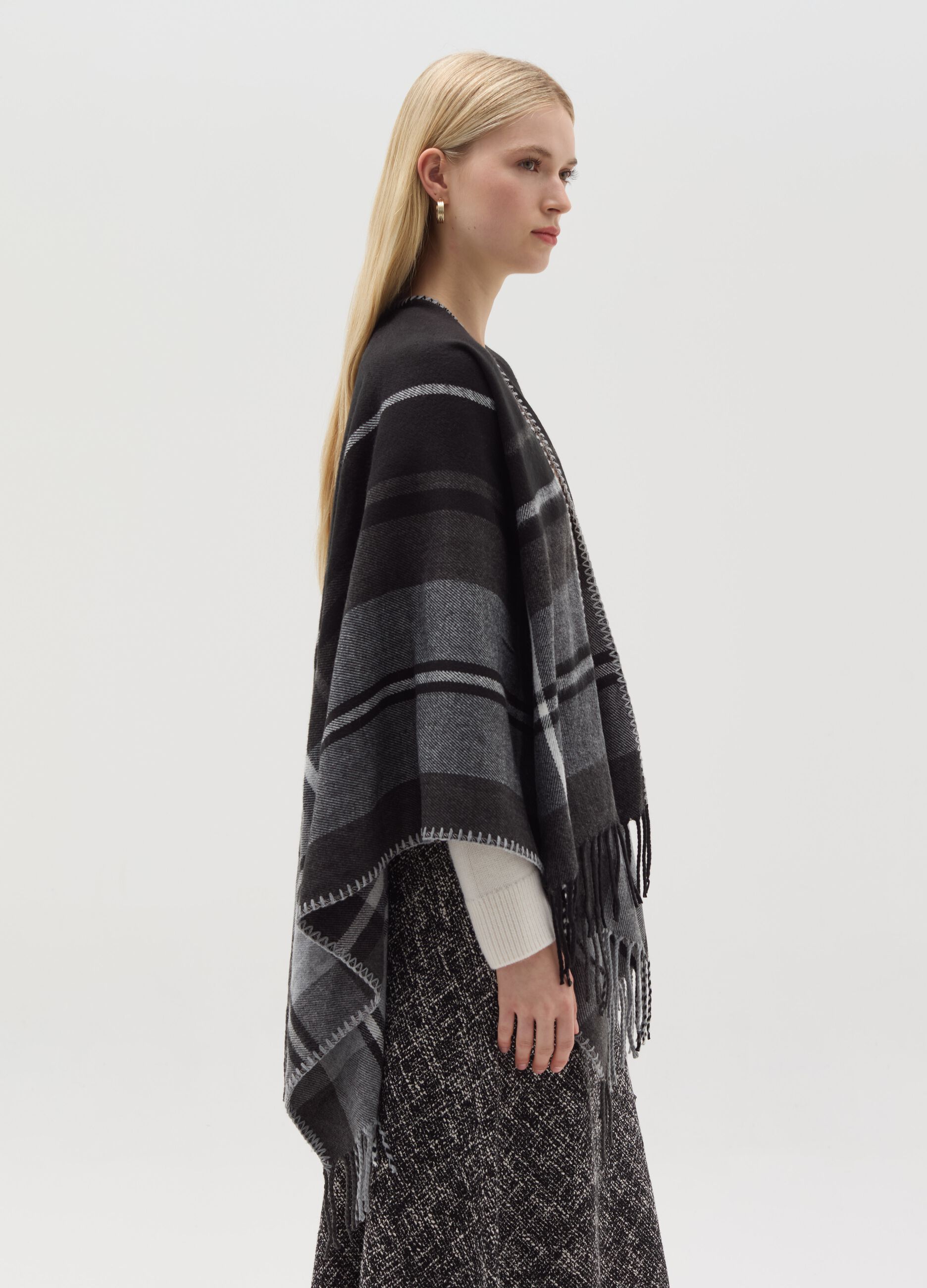 Poncho scarf with check pattern