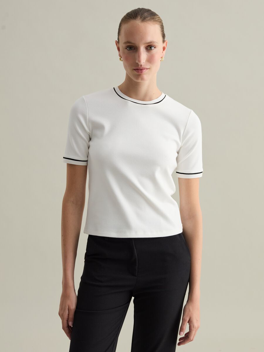 Contemporary T-shirt with contrasting piping_4