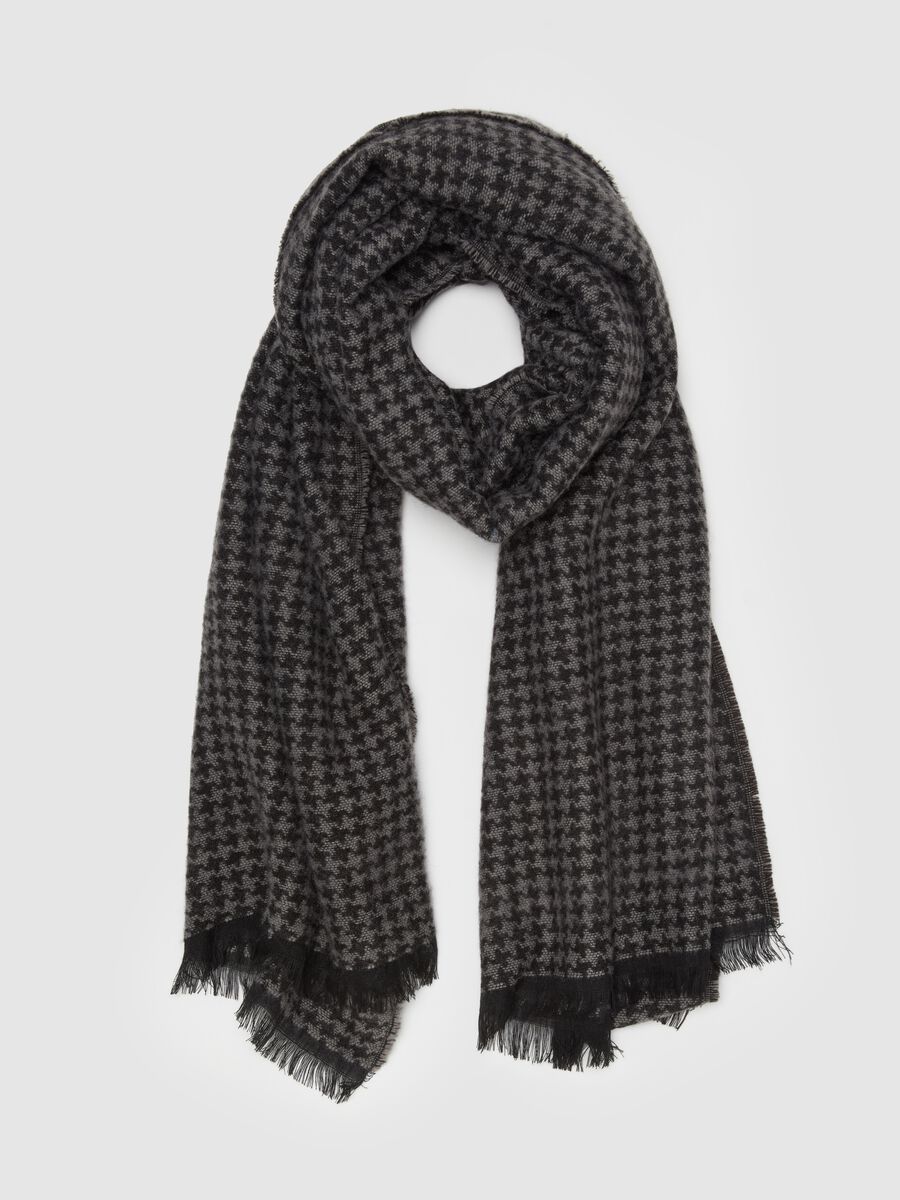 Fringed houndstooth scarf_0