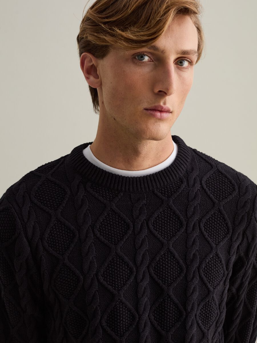 Cable-knit pullover with diamond motif_3