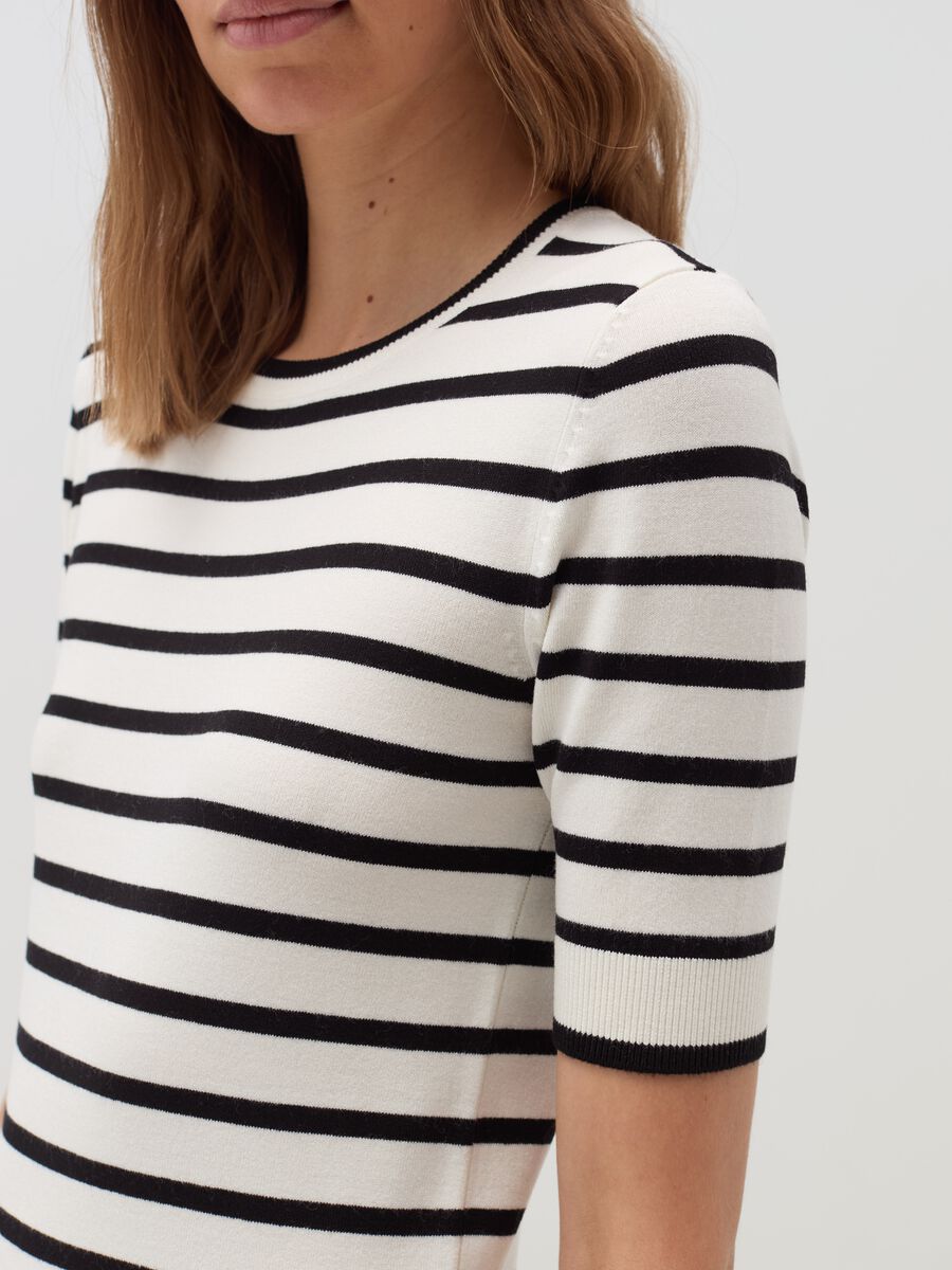 Short-sleeved top with striped pattern_3