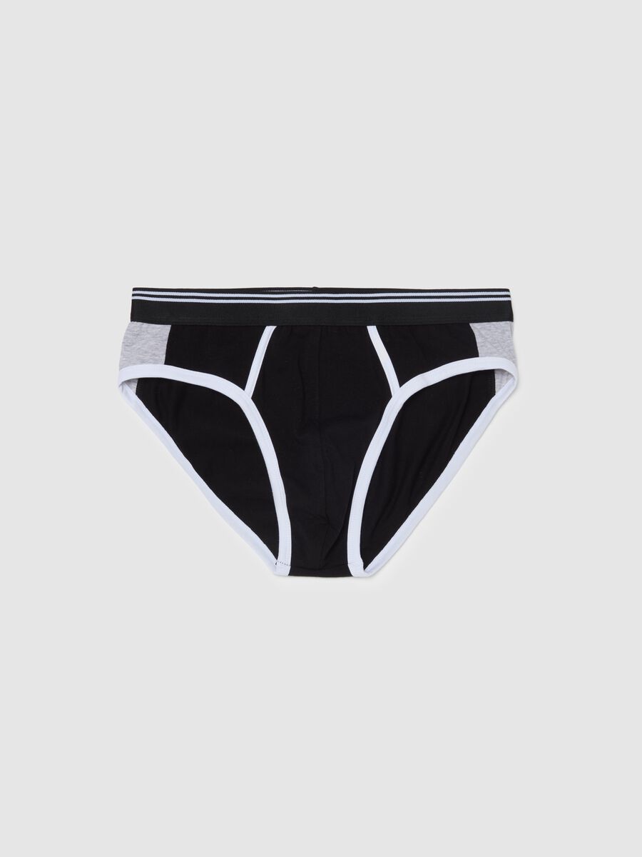 Briefs with contrasting details_4