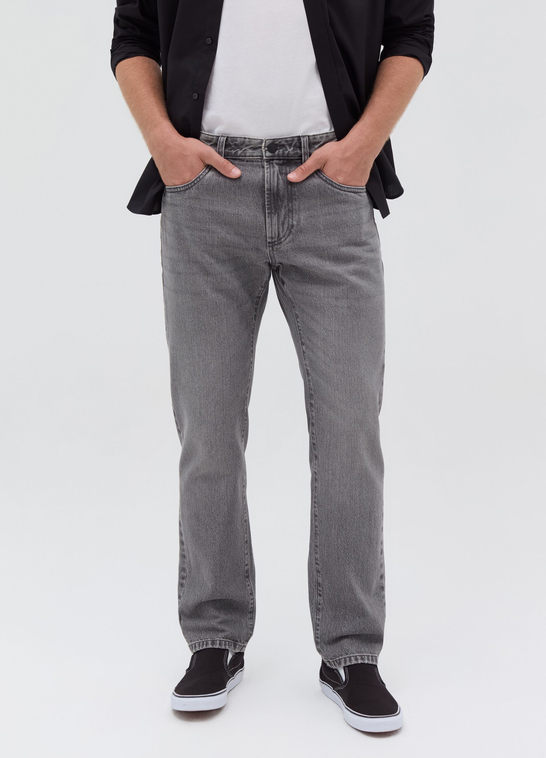 Regular fit jeans with discolouring