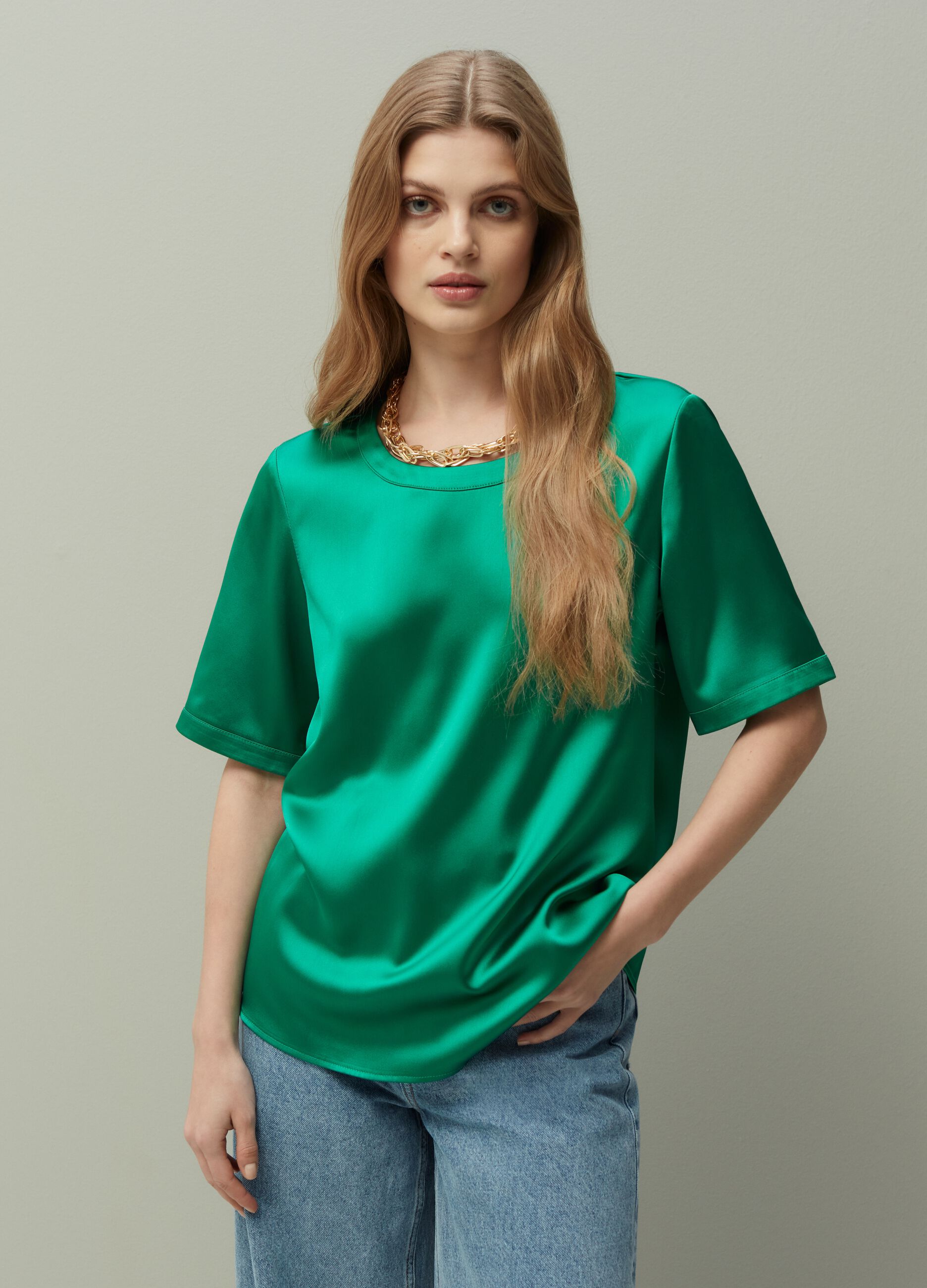 Blusa girocollo in satin