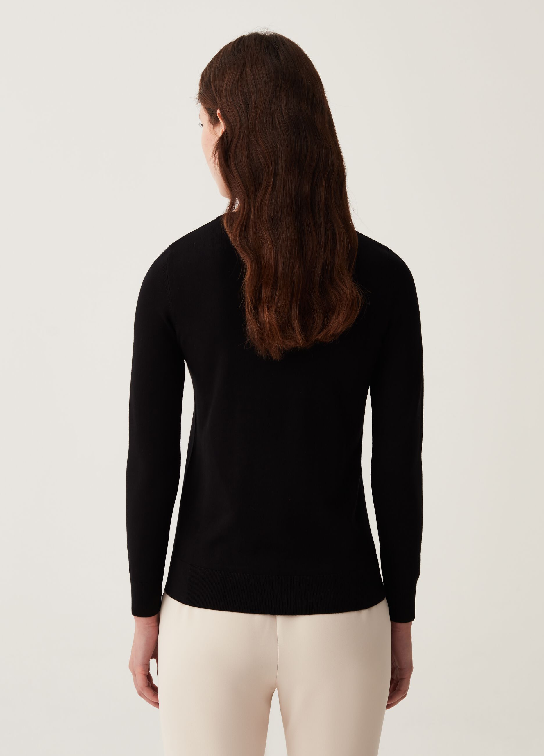 Solid colour pullover with round neck