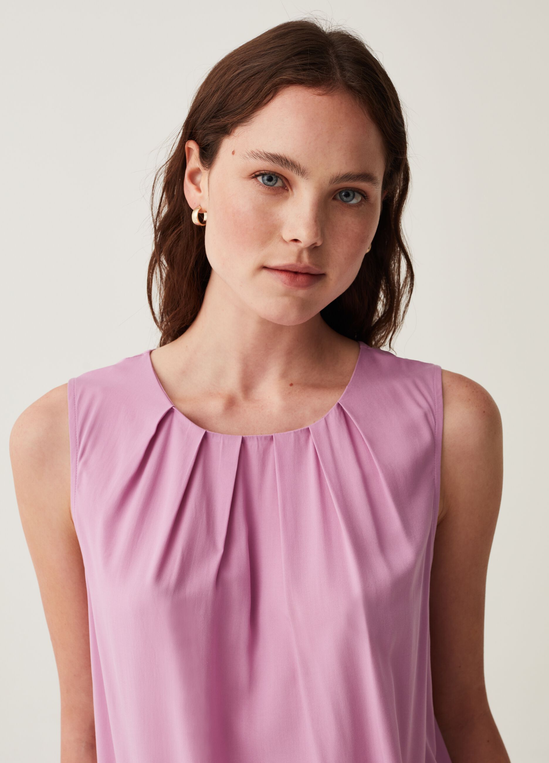 Sleeveless blouse with pleating