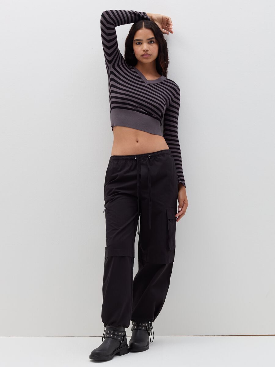 Crop pullover with V neck and stripes_0