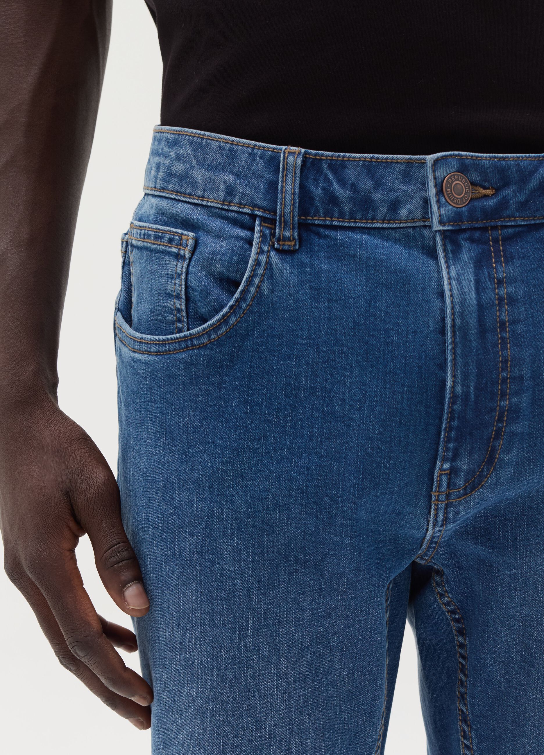 Slim-fit jeans with five pockets