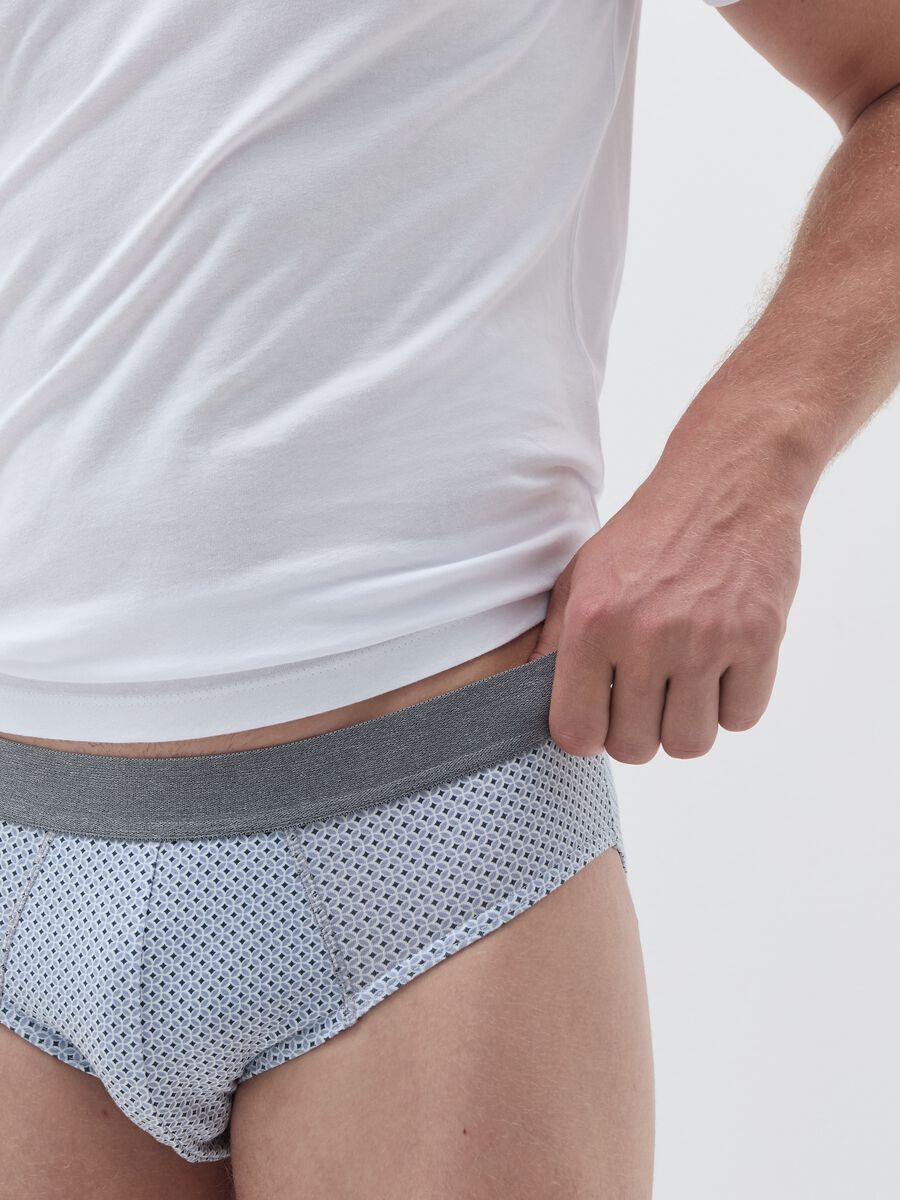 Three-pack briefs with external elastic and pattern_4