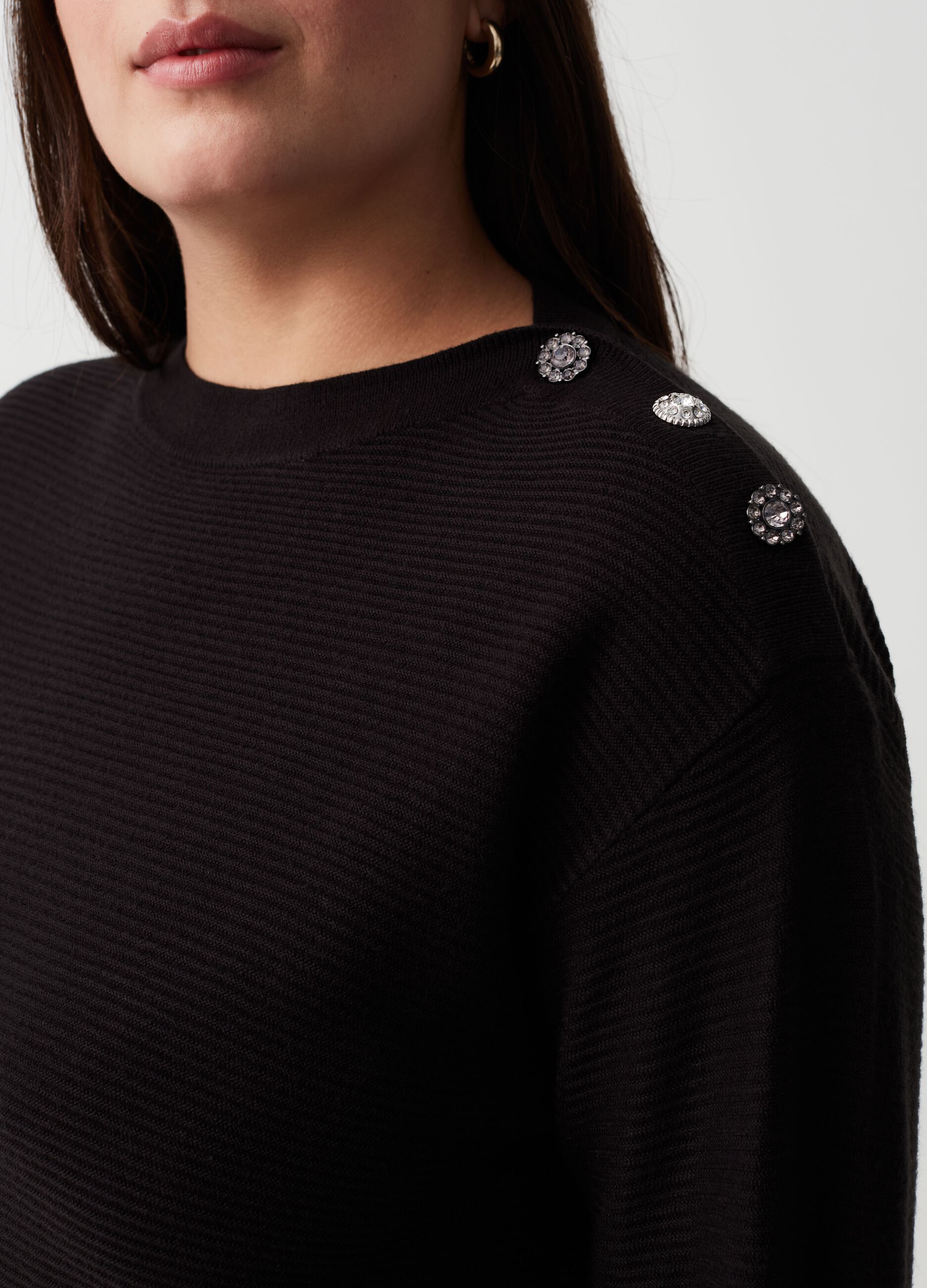 Curvy pullover with jewel button