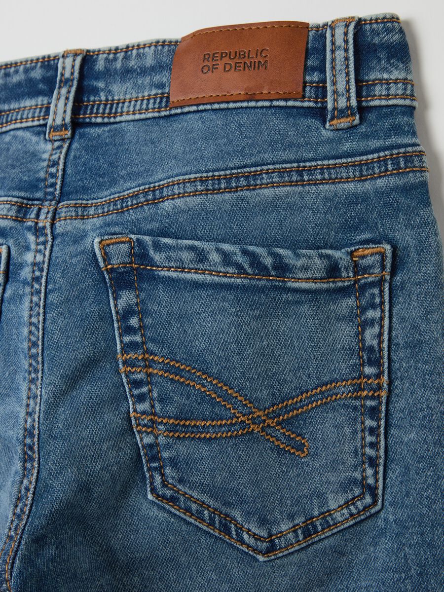 Slim-fit jeans with five pockets_3