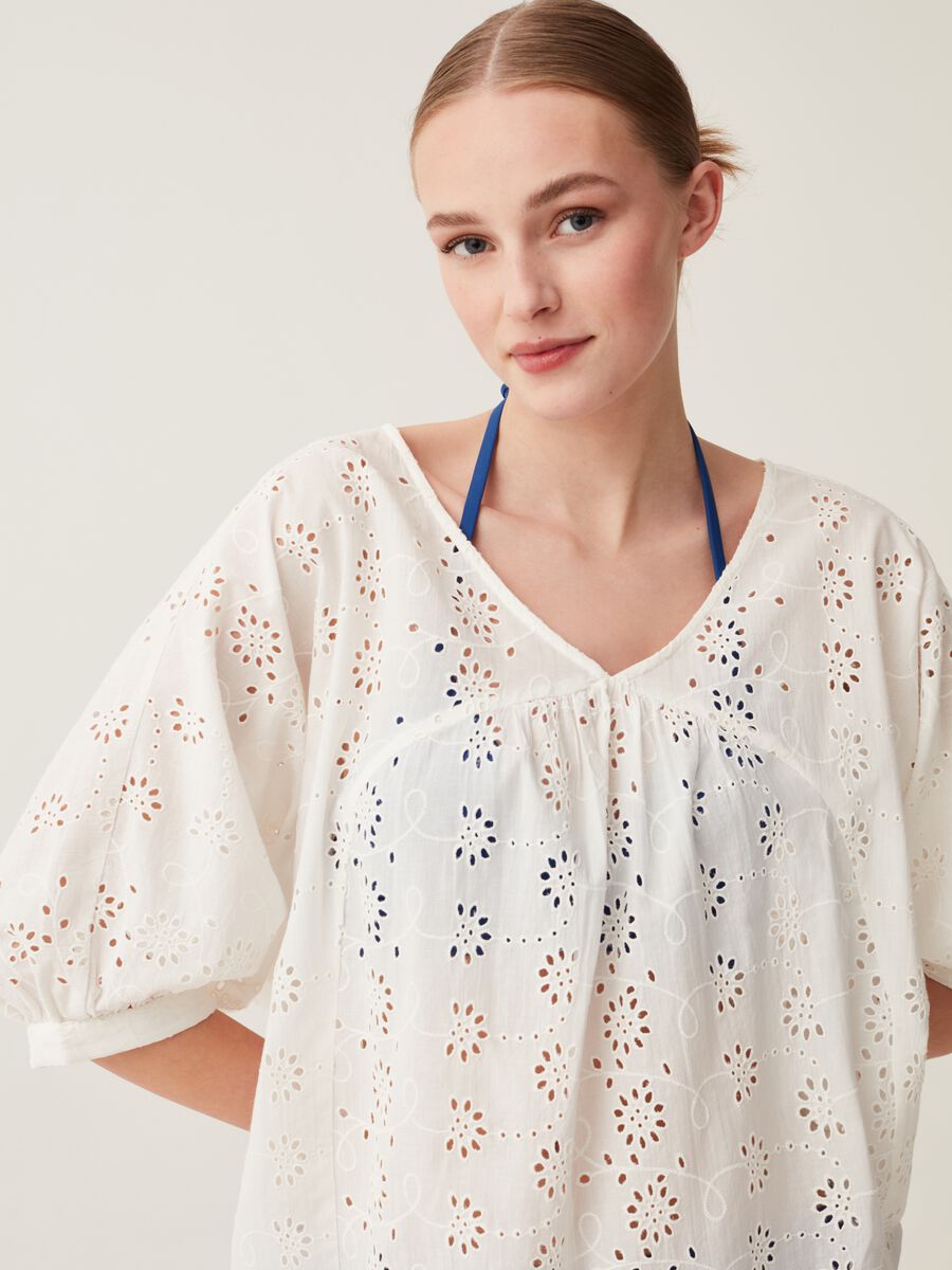 Beach cover-up in 100% cotton broderie anglaise._1