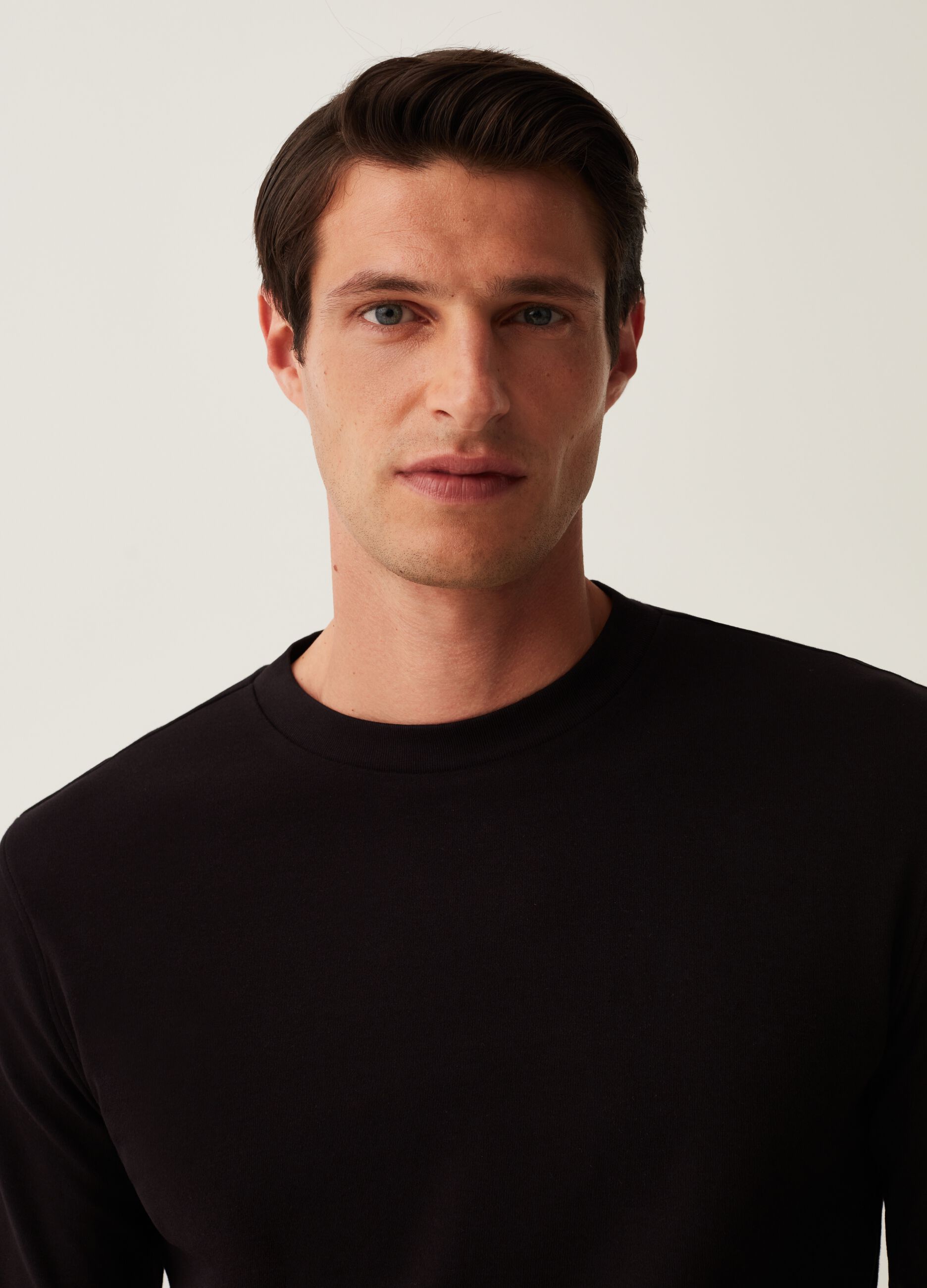 Long-sleeved solid colour T-shirt