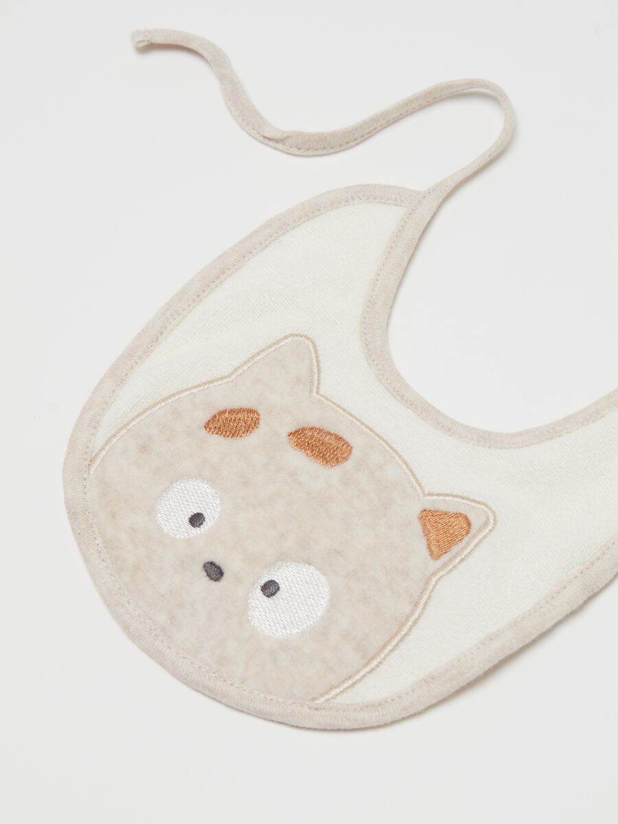 Organic cotton bib with kitten embroidery_1