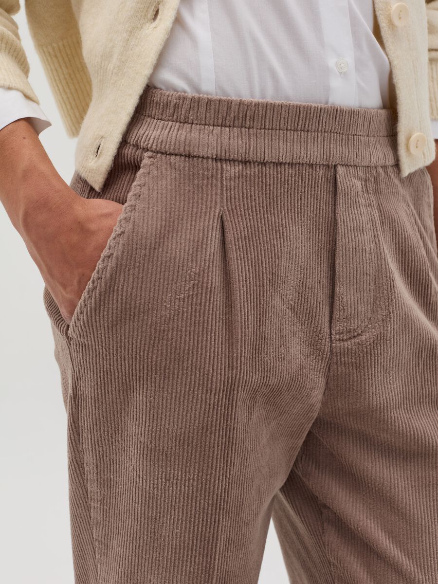 Pantalone carrot fit in corduroy con pinces_3